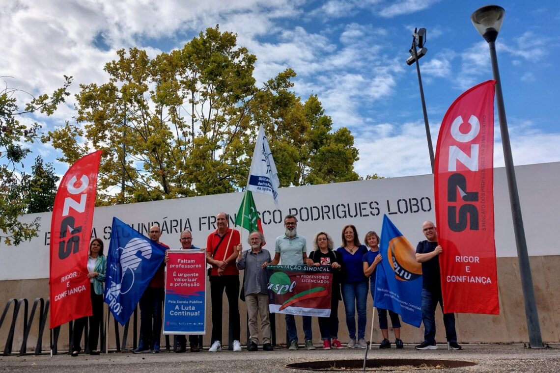 Professores concentraram-se em frente à Escola Secundária Francisco Rodrigues Lobo