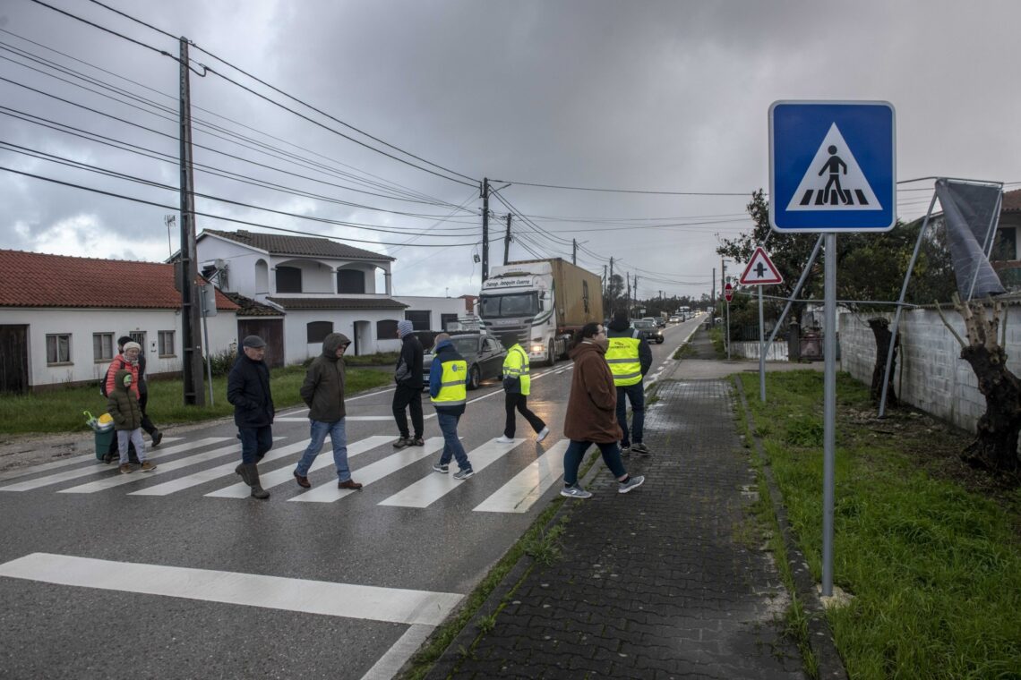 Protesto na Carreira devido à falta de energia condiciona trânsito na EN109