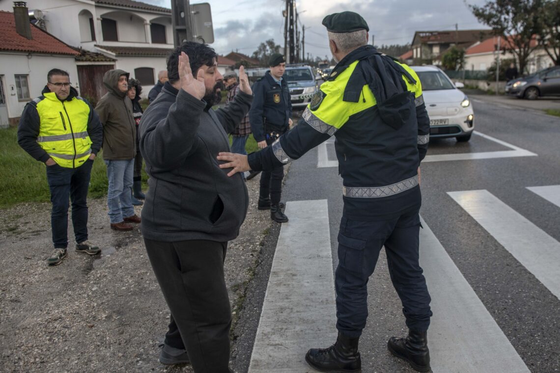 Protesto na Carreira devido à falta de energia condiciona trânsito na EN109