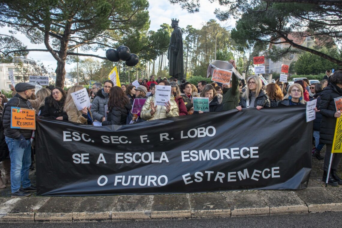 Professores protestam em frente à Câmara de Leiria