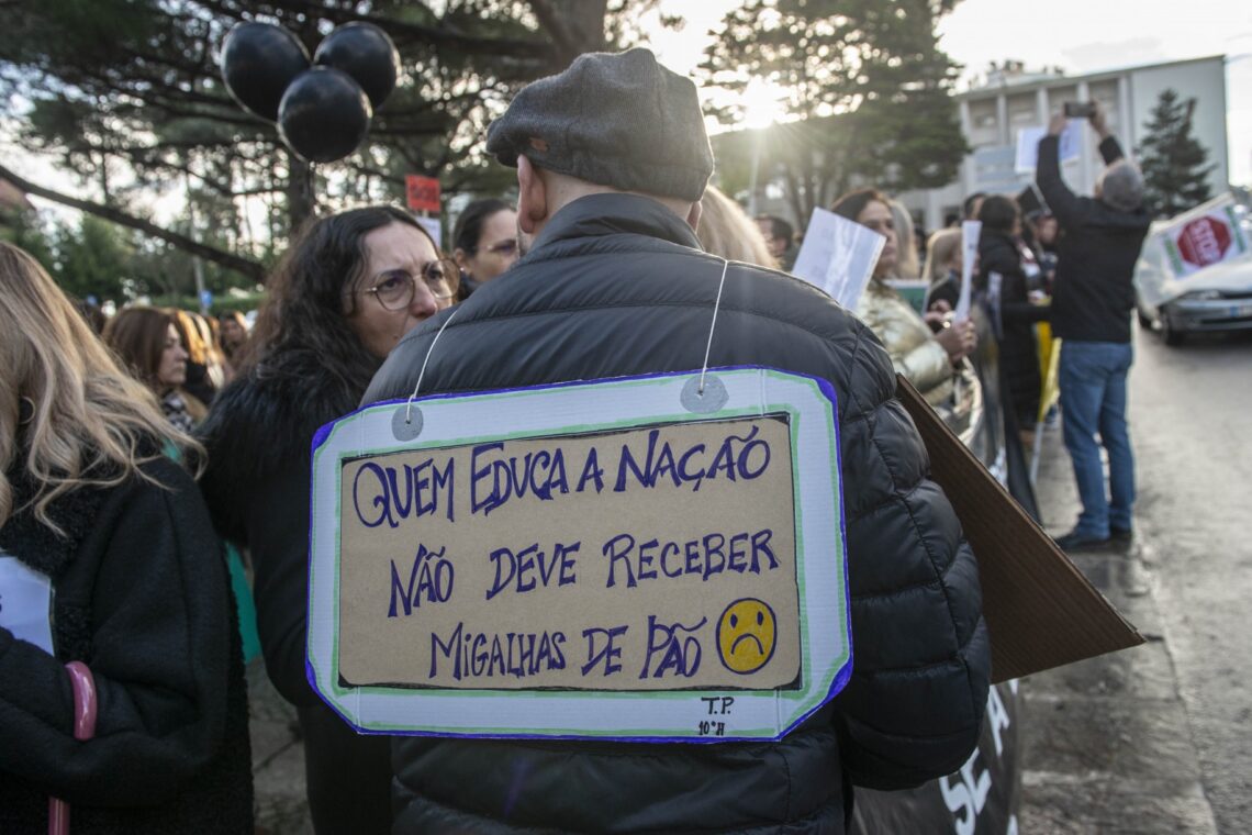 Professores protestam em frente à Câmara de Leiria
