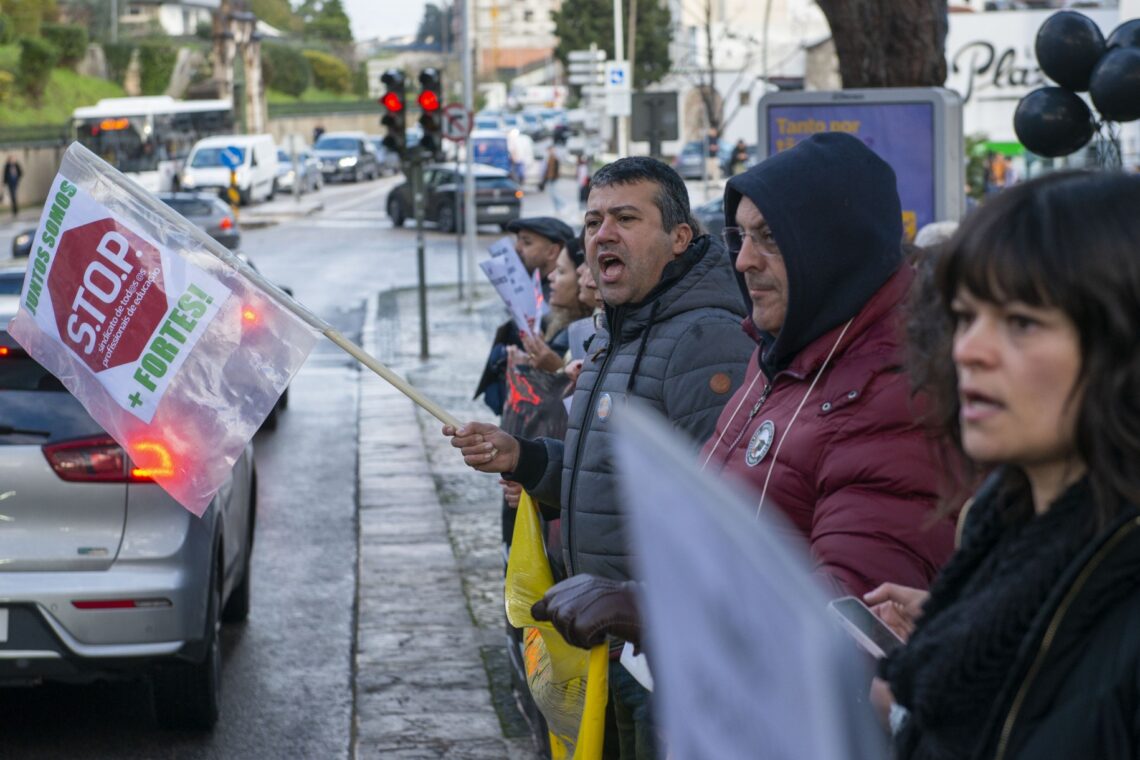 Professores protestam em frente à Câmara de Leiria