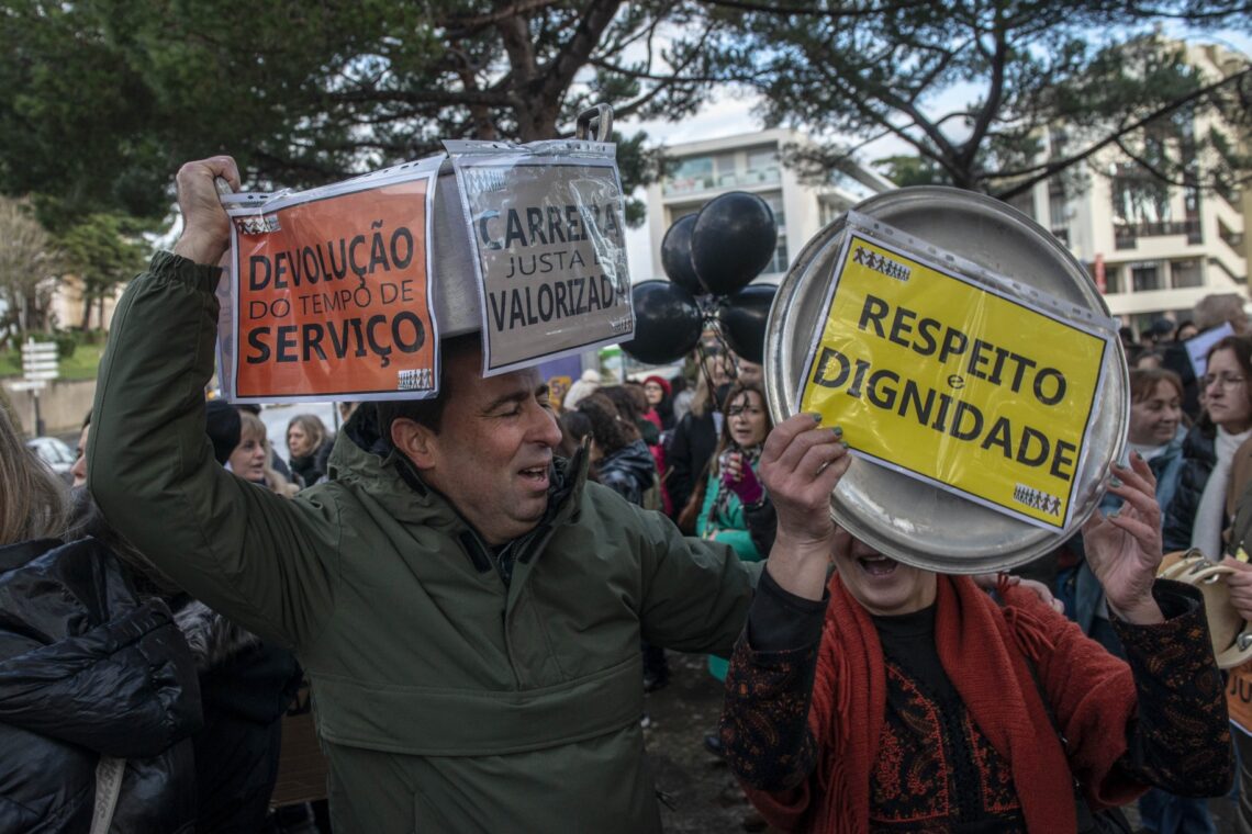Professores protestam em frente à Câmara de Leiria