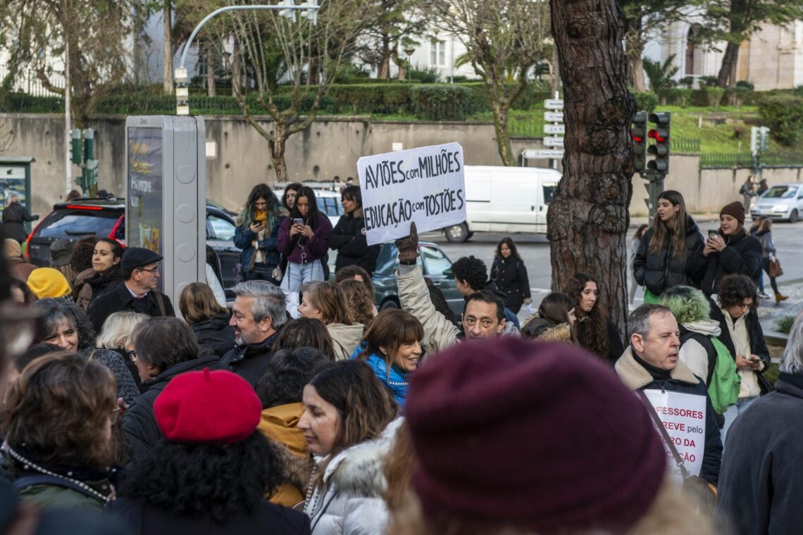 Professores protestam em frente à Câmara de Leiria