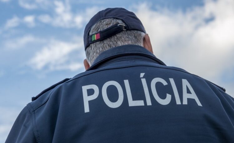 Ameaça mulher com catana na presença da filha menor
