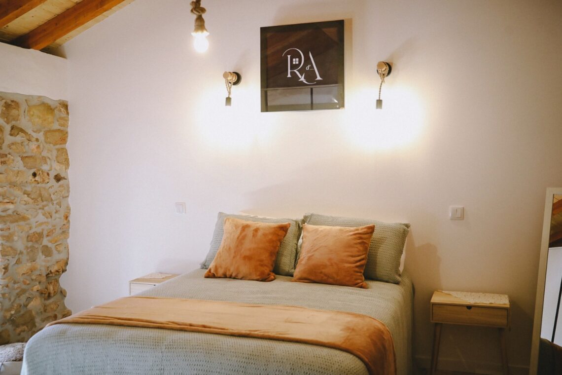As casas da Aldeia do Alvito foram completamente remodeladas com bom gosto e conforto