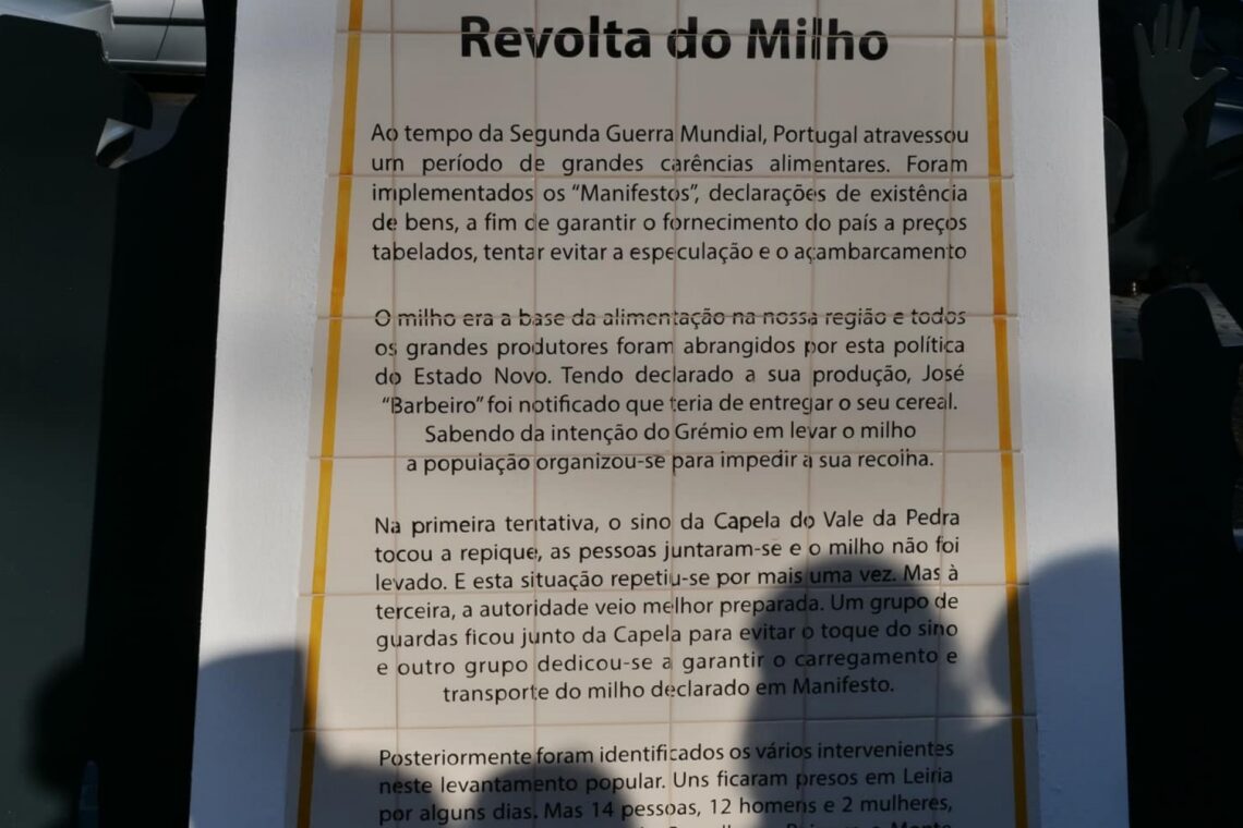 Painel em azulejo apresenta um resumo do que foi a Revolta do Milho