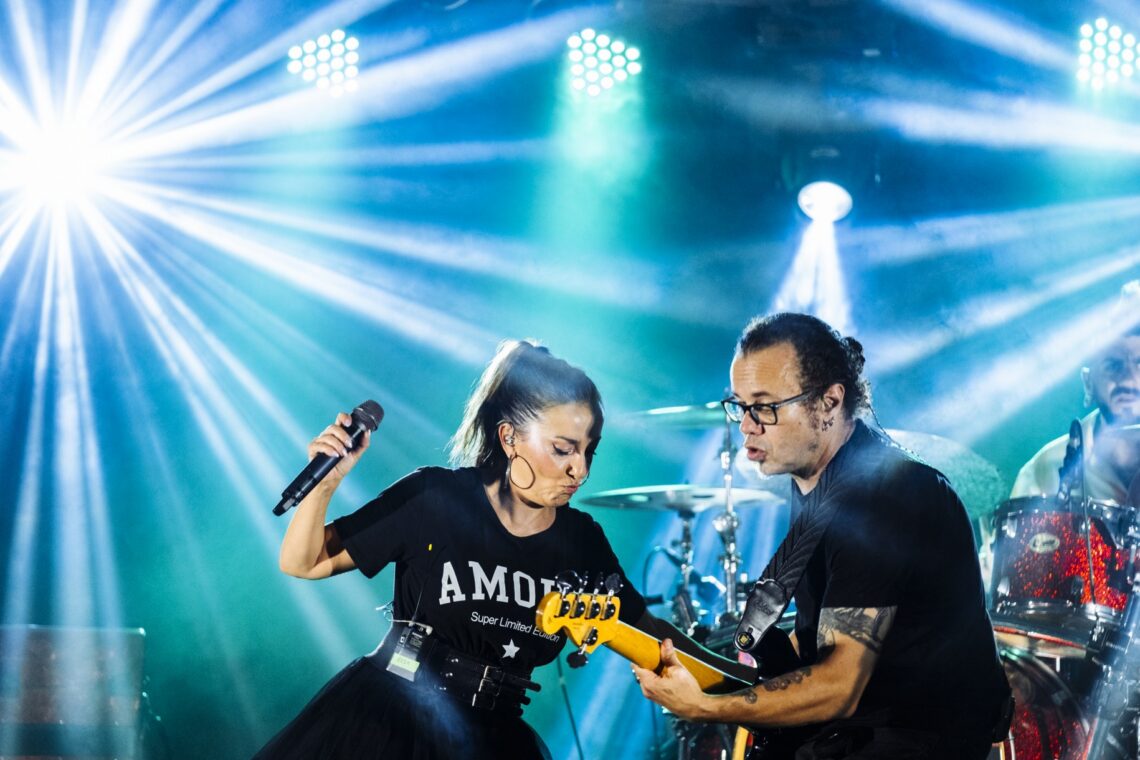 Elsa Gomes é a mulher-palco, ela própria, seja a solo, no registo fadista, ou com a banda que a acompanha