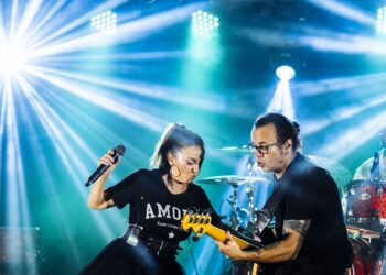 Elsa Gomes é a mulher-palco, ela própria, seja a solo, no registo fadista, ou com a banda que a acompanha