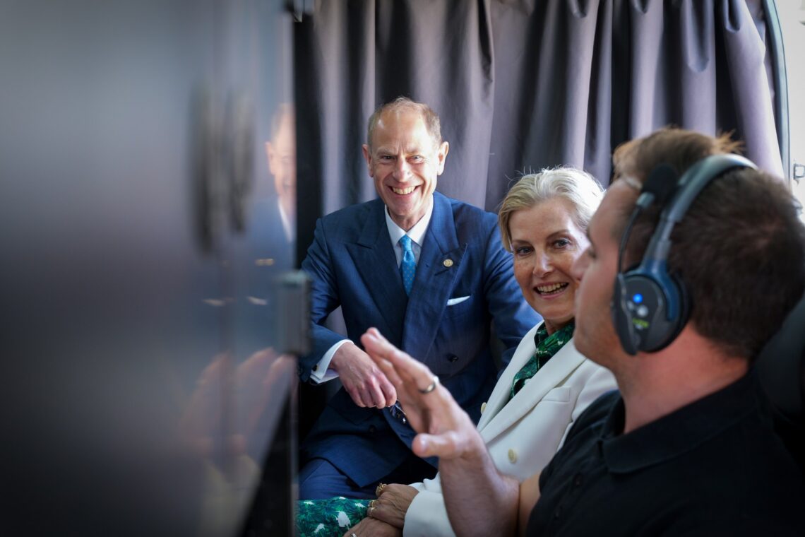 Eduardo, duque de Edimburgo, é irmão do rei Carlos III e o mais novo dos quatro filhos da rainha Isabel II e do príncipe Filipe