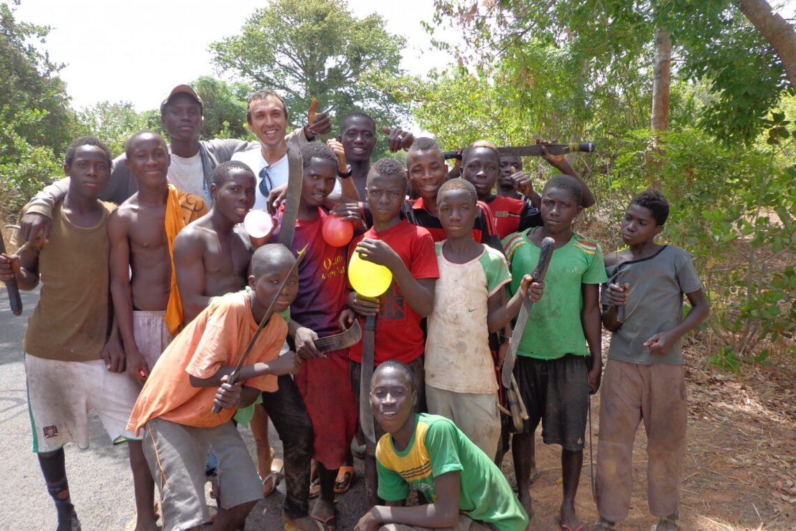 Livro conta aventuras de professores na viagem de bicicleta entre Dakar e Bissau