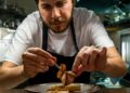 Chef Samuel Mota cozinha nos 150 anos do Clube de Atenas