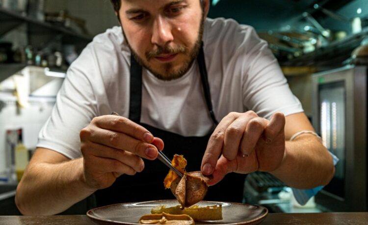 Chef Samuel Mota cozinha nos 150 anos do Clube de Atenas