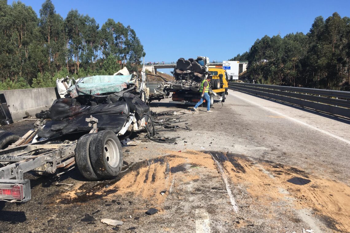 Seis mortos confirmados em acidente entre viaturas de mercadorias perto do Louriçal (Em actualização)