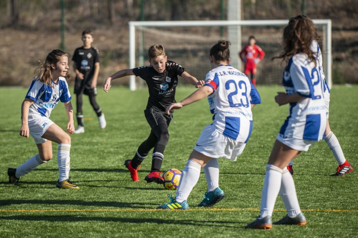 Sem adversárias, meninas da Maceirinha jogam no campeonato masculino (com fotogaleria)