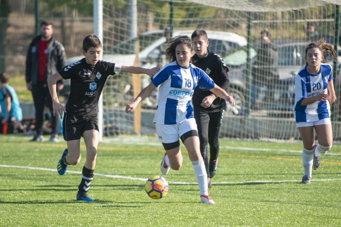 Sem adversárias, meninas da Maceirinha jogam no campeonato masculino (com fotogaleria)