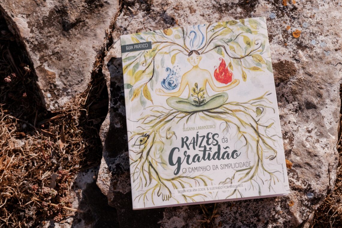 Livro tem capa pintada à mão em aguarela