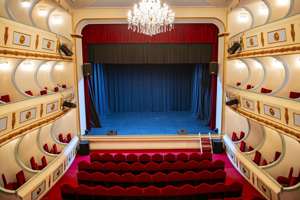 No TEB, a acústica da sala beneficia do interior em madeira