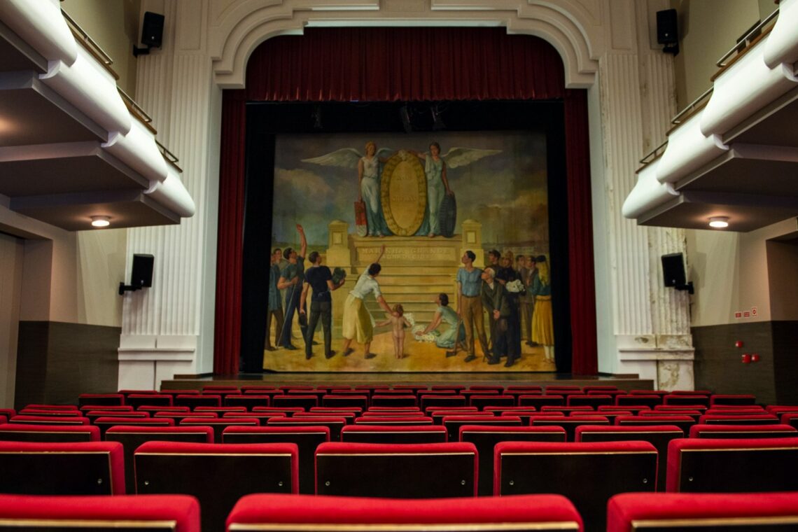 Teatro Stephens, em que se destaca a tela da autoria de Nery Capucho