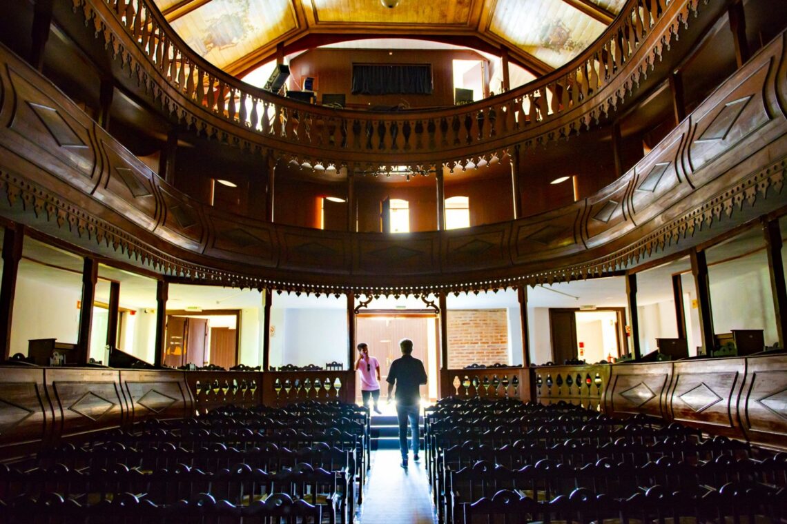 Inaugurado em 1926, inspira-se no La Scala, de Milão