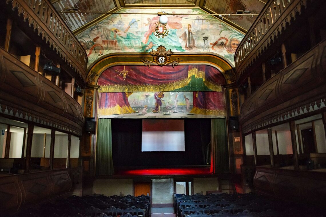 Teatro Chaby Pinheiro, na Nazaré, desenhado por Ernesto Korrodi