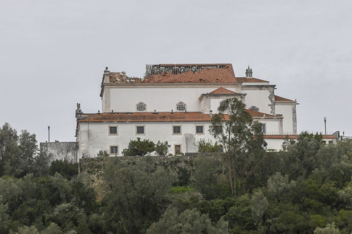 Caos e destruição à passagem da Kristin pela região  Os prejuízos da passagem da depressão Kristin são incalculáveis e a cidade de Leiria poderá demorar um ano a recuperar do “cenário dantesco”, como apelidou Gonçalo Lopes. O presidente da Câmara de Leiria enumerou “danos materiais, sobretudo de fábricas, que ficaram sem coberturas”, “centenas de casas sem coberturas e fachadas, empresas, que tinham acabado de fazer obras e um jardim de infância que desapareceu na Coucinheira, em Amor”. Foram ainda registados estragos nas obras nas escolas D. Dinis e Afonso Lopes Vieira, que têm financiamento do Plano de Recuperação e Resiliência, “onde os andaimes caíram, as coberturas desapareceram e, portanto, em cima de obra” terá de ser realizada nova obra. O terminal rodoviário desabou e terá de mudar de lugar para o estacionamento junto ao Estádio de Leiria, onde também será erguido um centro de logística. Além destes estragos, o autarca sublinhou que a “recuperação da normalidade, irá demorar muitos dias”, advertindo que o “plano de recuperação irá demorar mais de um ano até ser reposta toda a normalidade”.  “Temos de facto um cenário desolador”, desabafou Gonçalo Lopes. Com a voz embargada, Paulo Vicente sublinhou que a Marinha Grande enfrenta um cenário de caos, referindo danos em casas e empresas, encontrando-se sem electricidade, comunicações ou água. “Está um caos, não há memória, nunca houve no concelho da Marinha Grande uma destruição tão grande como esta”, afirmou aos jornalistas, adiantando que “o concelho está isolado do mundo”. “Não temos comunicações, não temos electricidade, não temos água”, acrescentando que os restaurantes e apoios de praia desapareceram na Vieira de Leiria.