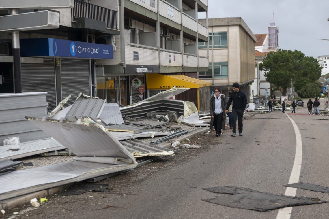 Caos e destruição à passagem da Kristin pela região  Os prejuízos da passagem da depressão Kristin são incalculáveis e a cidade de Leiria poderá demorar um ano a recuperar do “cenário dantesco”, como apelidou Gonçalo Lopes. O presidente da Câmara de Leiria enumerou “danos materiais, sobretudo de fábricas, que ficaram sem coberturas”, “centenas de casas sem coberturas e fachadas, empresas, que tinham acabado de fazer obras e um jardim de infância que desapareceu na Coucinheira, em Amor”. Foram ainda registados estragos nas obras nas escolas D. Dinis e Afonso Lopes Vieira, que têm financiamento do Plano de Recuperação e Resiliência, “onde os andaimes caíram, as coberturas desapareceram e, portanto, em cima de obra” terá de ser realizada nova obra. O terminal rodoviário desabou e terá de mudar de lugar para o estacionamento junto ao Estádio de Leiria, onde também será erguido um centro de logística. Além destes estragos, o autarca sublinhou que a “recuperação da normalidade, irá demorar muitos dias”, advertindo que o “plano de recuperação irá demorar mais de um ano até ser reposta toda a normalidade”.  “Temos de facto um cenário desolador”, desabafou Gonçalo Lopes. Com a voz embargada, Paulo Vicente sublinhou que a Marinha Grande enfrenta um cenário de caos, referindo danos em casas e empresas, encontrando-se sem electricidade, comunicações ou água. “Está um caos, não há memória, nunca houve no concelho da Marinha Grande uma destruição tão grande como esta”, afirmou aos jornalistas, adiantando que “o concelho está isolado do mundo”. “Não temos comunicações, não temos electricidade, não temos água”, acrescentando que os restaurantes e apoios de praia desapareceram na Vieira de Leiria.