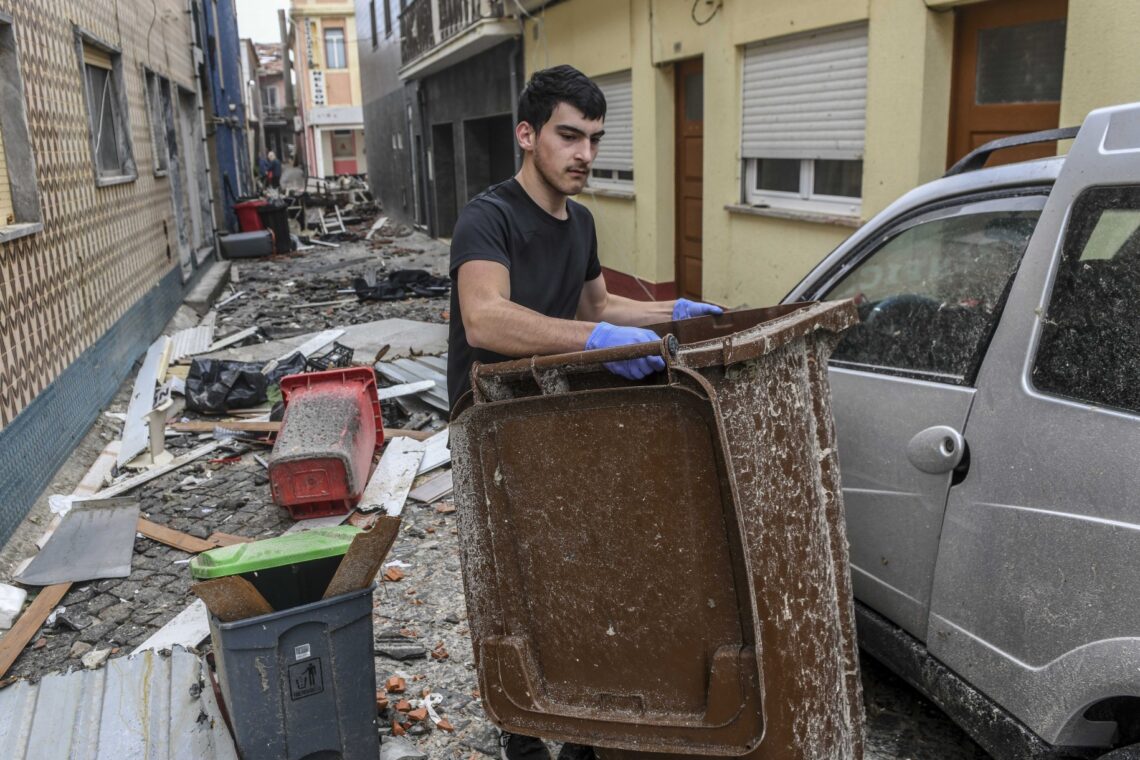 Caos e destruição à passagem da Kristin pela região  Os prejuízos da passagem da depressão Kristin são incalculáveis e a cidade de Leiria poderá demorar um ano a recuperar do “cenário dantesco”, como apelidou Gonçalo Lopes. O presidente da Câmara de Leiria enumerou “danos materiais, sobretudo de fábricas, que ficaram sem coberturas”, “centenas de casas sem coberturas e fachadas, empresas, que tinham acabado de fazer obras e um jardim de infância que desapareceu na Coucinheira, em Amor”. Foram ainda registados estragos nas obras nas escolas D. Dinis e Afonso Lopes Vieira, que têm financiamento do Plano de Recuperação e Resiliência, “onde os andaimes caíram, as coberturas desapareceram e, portanto, em cima de obra” terá de ser realizada nova obra. O terminal rodoviário desabou e terá de mudar de lugar para o estacionamento junto ao Estádio de Leiria, onde também será erguido um centro de logística. Além destes estragos, o autarca sublinhou que a “recuperação da normalidade, irá demorar muitos dias”, advertindo que o “plano de recuperação irá demorar mais de um ano até ser reposta toda a normalidade”.  “Temos de facto um cenário desolador”, desabafou Gonçalo Lopes. Com a voz embargada, Paulo Vicente sublinhou que a Marinha Grande enfrenta um cenário de caos, referindo danos em casas e empresas, encontrando-se sem electricidade, comunicações ou água. “Está um caos, não há memória, nunca houve no concelho da Marinha Grande uma destruição tão grande como esta”, afirmou aos jornalistas, adiantando que “o concelho está isolado do mundo”. “Não temos comunicações, não temos electricidade, não temos água”, acrescentando que os restaurantes e apoios de praia desapareceram na Vieira de Leiria.