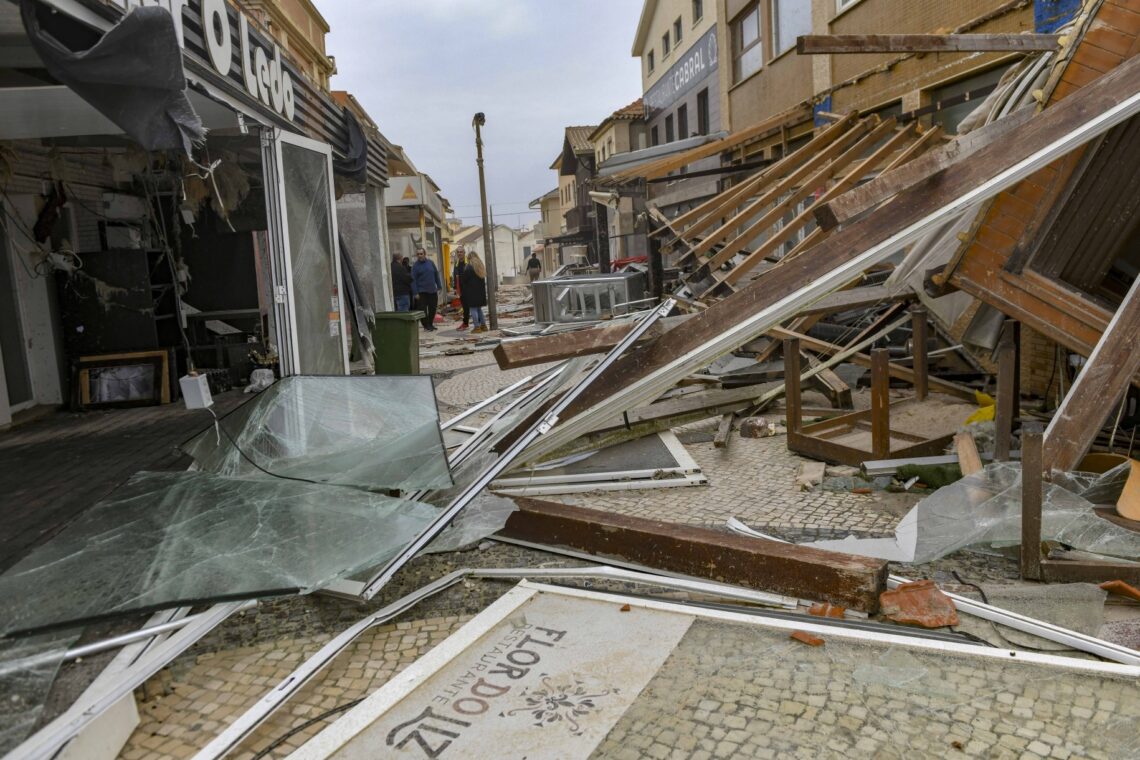 Caos e destruição à passagem da Kristin pela região  Os prejuízos da passagem da depressão Kristin são incalculáveis e a cidade de Leiria poderá demorar um ano a recuperar do “cenário dantesco”, como apelidou Gonçalo Lopes. O presidente da Câmara de Leiria enumerou “danos materiais, sobretudo de fábricas, que ficaram sem coberturas”, “centenas de casas sem coberturas e fachadas, empresas, que tinham acabado de fazer obras e um jardim de infância que desapareceu na Coucinheira, em Amor”. Foram ainda registados estragos nas obras nas escolas D. Dinis e Afonso Lopes Vieira, que têm financiamento do Plano de Recuperação e Resiliência, “onde os andaimes caíram, as coberturas desapareceram e, portanto, em cima de obra” terá de ser realizada nova obra. O terminal rodoviário desabou e terá de mudar de lugar para o estacionamento junto ao Estádio de Leiria, onde também será erguido um centro de logística. Além destes estragos, o autarca sublinhou que a “recuperação da normalidade, irá demorar muitos dias”, advertindo que o “plano de recuperação irá demorar mais de um ano até ser reposta toda a normalidade”.  “Temos de facto um cenário desolador”, desabafou Gonçalo Lopes. Com a voz embargada, Paulo Vicente sublinhou que a Marinha Grande enfrenta um cenário de caos, referindo danos em casas e empresas, encontrando-se sem electricidade, comunicações ou água. “Está um caos, não há memória, nunca houve no concelho da Marinha Grande uma destruição tão grande como esta”, afirmou aos jornalistas, adiantando que “o concelho está isolado do mundo”. “Não temos comunicações, não temos electricidade, não temos água”, acrescentando que os restaurantes e apoios de praia desapareceram na Vieira de Leiria.