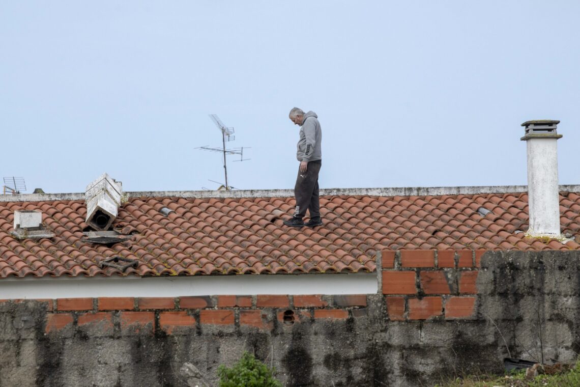 Caos e destruição à passagem da Kristin pela região  Os prejuízos da passagem da depressão Kristin são incalculáveis e a cidade de Leiria poderá demorar um ano a recuperar do “cenário dantesco”, como apelidou Gonçalo Lopes. O presidente da Câmara de Leiria enumerou “danos materiais, sobretudo de fábricas, que ficaram sem coberturas”, “centenas de casas sem coberturas e fachadas, empresas, que tinham acabado de fazer obras e um jardim de infância que desapareceu na Coucinheira, em Amor”. Foram ainda registados estragos nas obras nas escolas D. Dinis e Afonso Lopes Vieira, que têm financiamento do Plano de Recuperação e Resiliência, “onde os andaimes caíram, as coberturas desapareceram e, portanto, em cima de obra” terá de ser realizada nova obra. O terminal rodoviário desabou e terá de mudar de lugar para o estacionamento junto ao Estádio de Leiria, onde também será erguido um centro de logística. Além destes estragos, o autarca sublinhou que a “recuperação da normalidade, irá demorar muitos dias”, advertindo que o “plano de recuperação irá demorar mais de um ano até ser reposta toda a normalidade”.  “Temos de facto um cenário desolador”, desabafou Gonçalo Lopes. Com a voz embargada, Paulo Vicente sublinhou que a Marinha Grande enfrenta um cenário de caos, referindo danos em casas e empresas, encontrando-se sem electricidade, comunicações ou água. “Está um caos, não há memória, nunca houve no concelho da Marinha Grande uma destruição tão grande como esta”, afirmou aos jornalistas, adiantando que “o concelho está isolado do mundo”. “Não temos comunicações, não temos electricidade, não temos água”, acrescentando que os restaurantes e apoios de praia desapareceram na Vieira de Leiria.