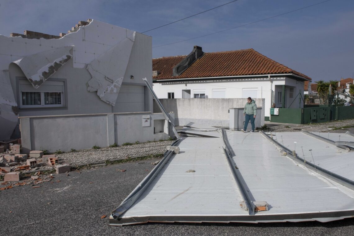 Caos e destruição à passagem da Kristin pela região  Os prejuízos da passagem da depressão Kristin são incalculáveis e a cidade de Leiria poderá demorar um ano a recuperar do “cenário dantesco”, como apelidou Gonçalo Lopes. O presidente da Câmara de Leiria enumerou “danos materiais, sobretudo de fábricas, que ficaram sem coberturas”, “centenas de casas sem coberturas e fachadas, empresas, que tinham acabado de fazer obras e um jardim de infância que desapareceu na Coucinheira, em Amor”. Foram ainda registados estragos nas obras nas escolas D. Dinis e Afonso Lopes Vieira, que têm financiamento do Plano de Recuperação e Resiliência, “onde os andaimes caíram, as coberturas desapareceram e, portanto, em cima de obra” terá de ser realizada nova obra. O terminal rodoviário desabou e terá de mudar de lugar para o estacionamento junto ao Estádio de Leiria, onde também será erguido um centro de logística. Além destes estragos, o autarca sublinhou que a “recuperação da normalidade, irá demorar muitos dias”, advertindo que o “plano de recuperação irá demorar mais de um ano até ser reposta toda a normalidade”.  “Temos de facto um cenário desolador”, desabafou Gonçalo Lopes. Com a voz embargada, Paulo Vicente sublinhou que a Marinha Grande enfrenta um cenário de caos, referindo danos em casas e empresas, encontrando-se sem electricidade, comunicações ou água. “Está um caos, não há memória, nunca houve no concelho da Marinha Grande uma destruição tão grande como esta”, afirmou aos jornalistas, adiantando que “o concelho está isolado do mundo”. “Não temos comunicações, não temos electricidade, não temos água”, acrescentando que os restaurantes e apoios de praia desapareceram na Vieira de Leiria.