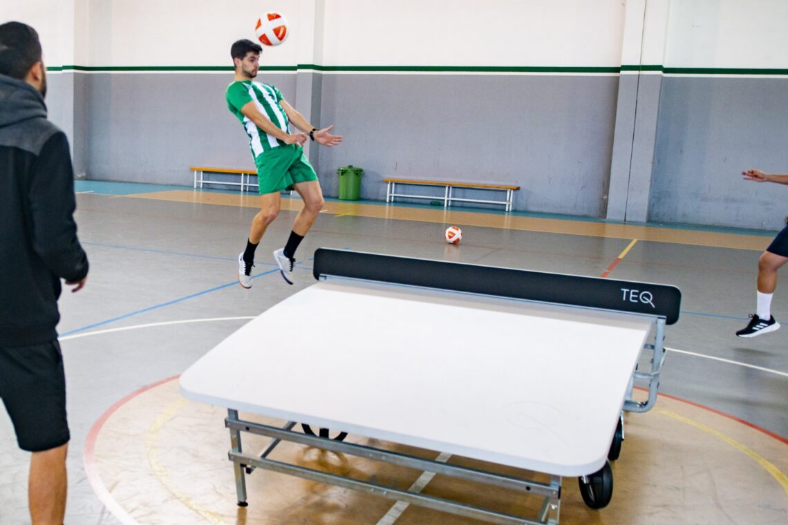 Teqball joga-se com uma bola de futebol, numa mesa similar à do ténis de mesa, mas com o tampo curvo e a rede rígida