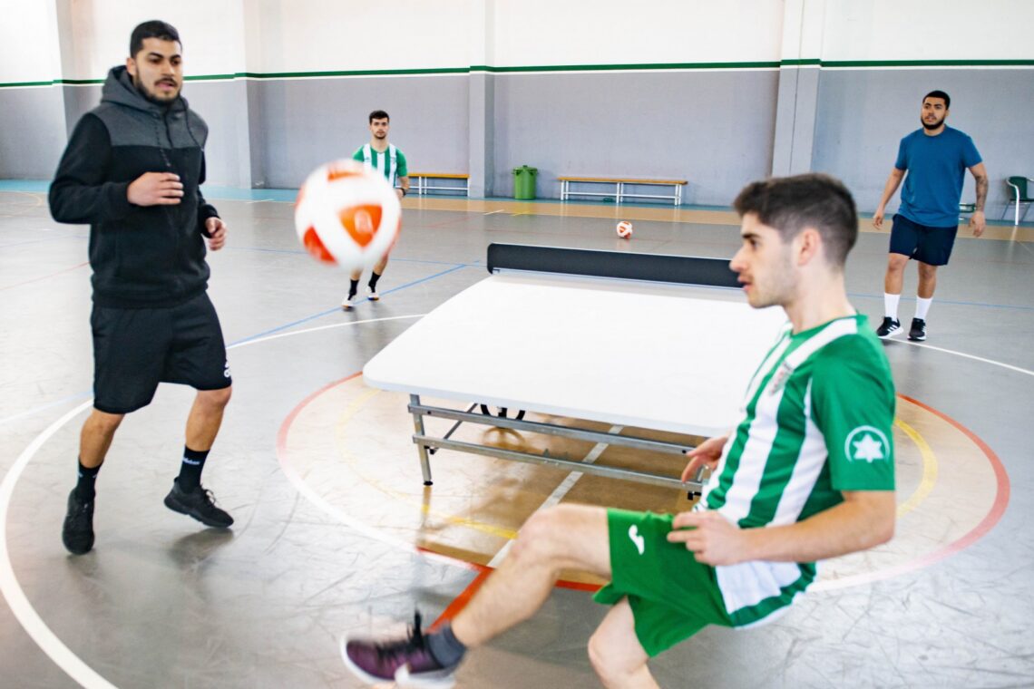 Teqball joga-se com uma bola de futebol, numa mesa similar à do ténis de mesa, mas com o tampo curvo e a rede rígida