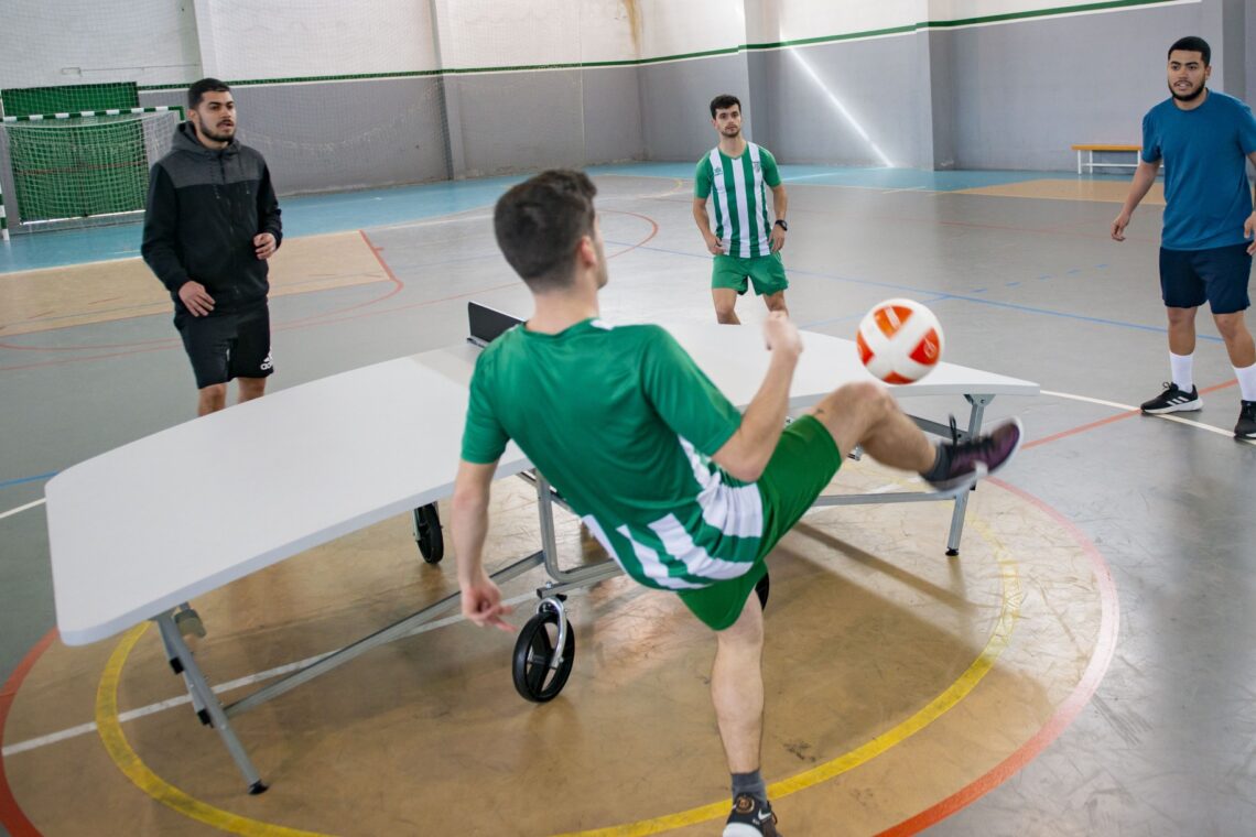 Teqball joga-se com uma bola de futebol, numa mesa similar à do ténis de mesa, mas com o tampo curvo e a rede rígida