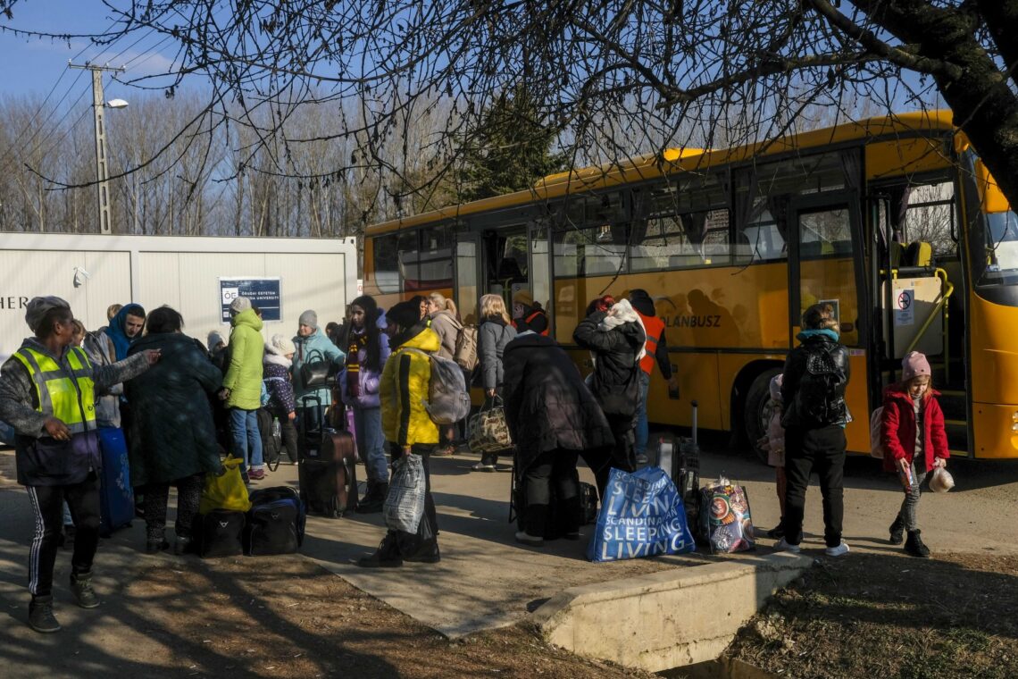 Famílias ucranianas procuram um porto seguro em Tiszabecs, na Hungria