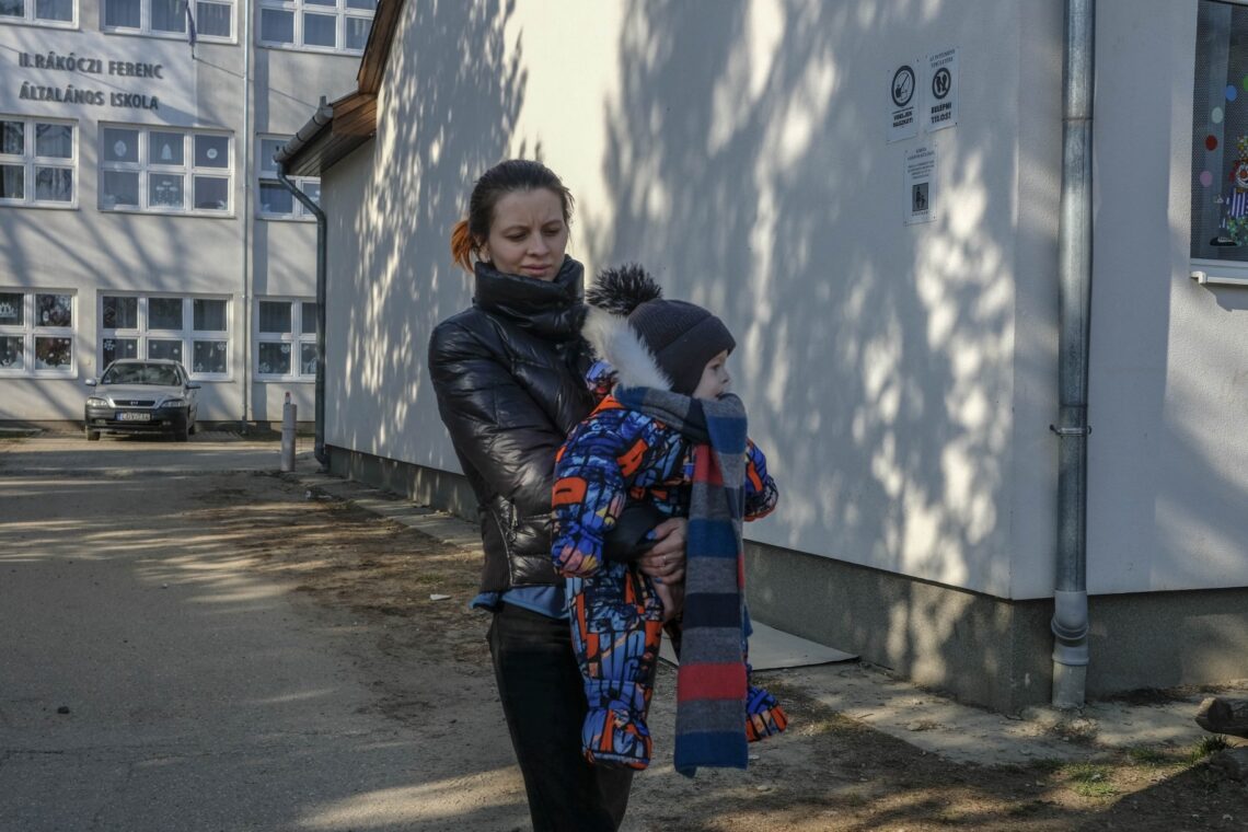 Famílias ucranianas procuram um porto seguro em Tiszabecs, na Hungria