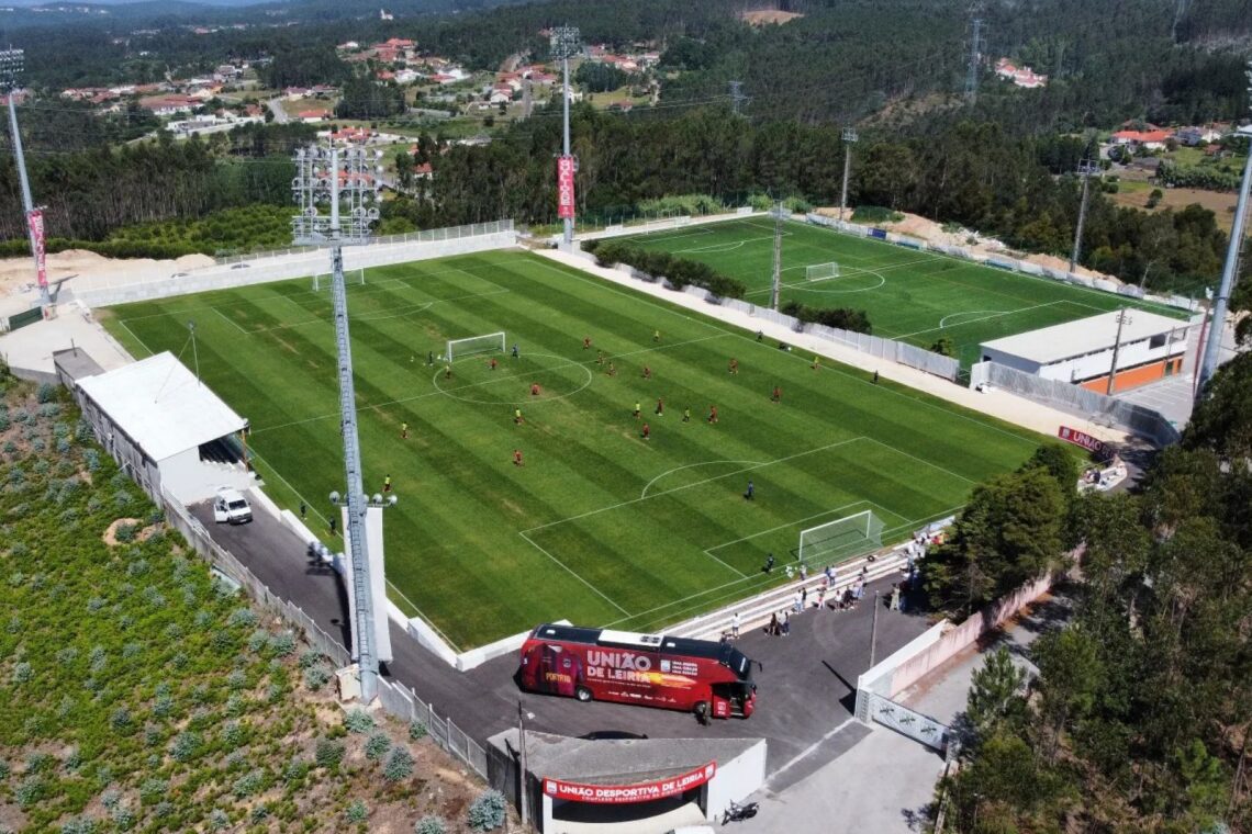 Uma centena de apoiantes viram ontem pela primeira vez, na nova época, 22 jogadores em acção no relvado