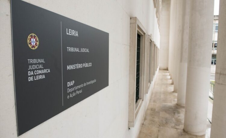 Ao arguido estavam imputados 20 crimes de difamação, com publicidade e calúnia, na forma agravada, a dois juízes e dois procuradores da República