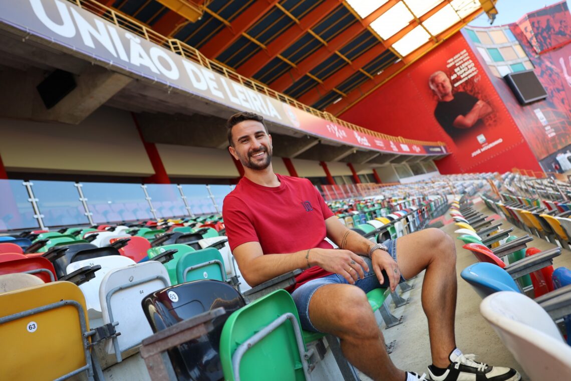 Juan Muñoz entra para a linha de ataque
