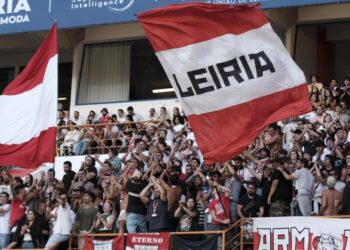 PSP de Leiria identifica dois adeptos por lançamento de petardos