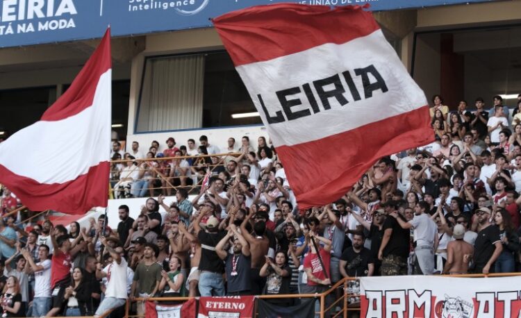 PSP de Leiria identifica dois adeptos por lançamento de petardos