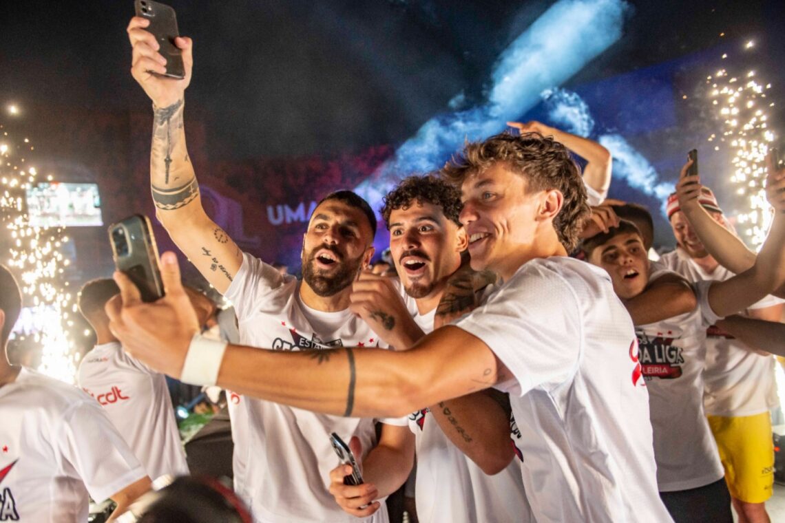 A festa da subida foi feita com os adeptos ainda no relvado
