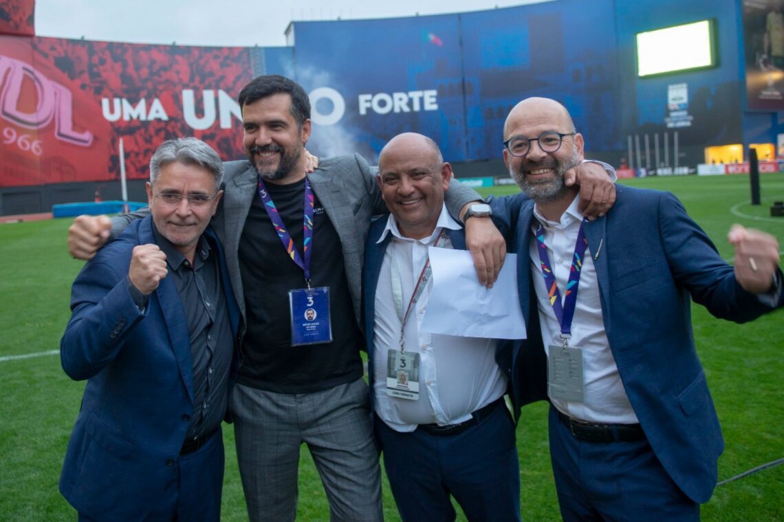 A festa da subida foi feita com os adeptos ainda no relvado