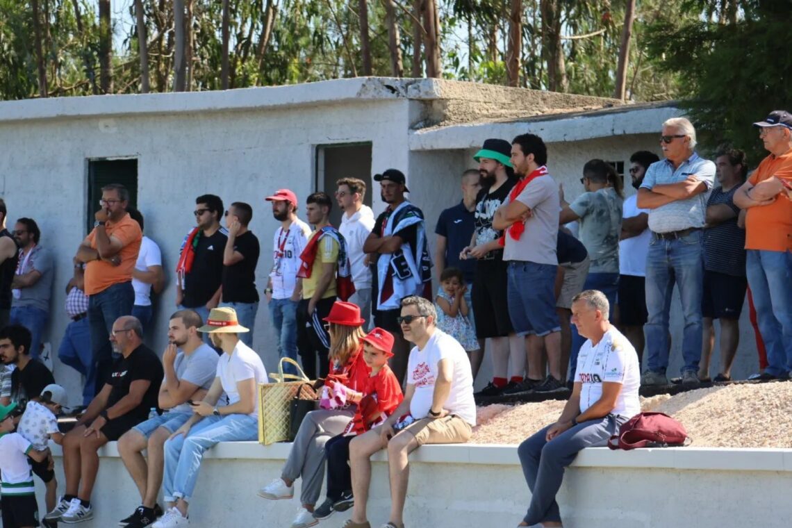 Uma centena de apoiantes viram ontem pela primeira vez, na nova época, 22 jogadores em acção no relvado