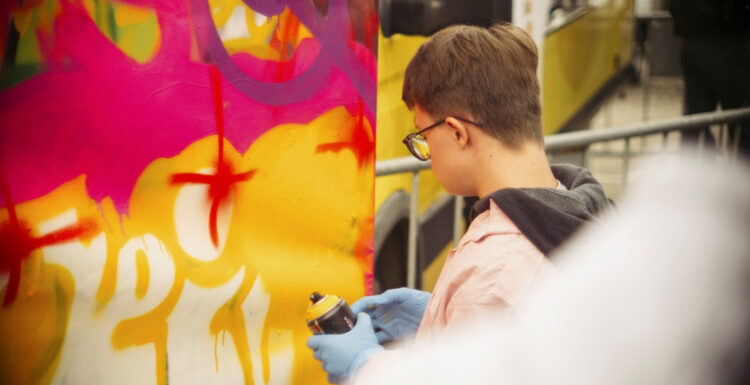 Vão ser pintados murais e há espaço (e tinta) para quem quiser sujar as mãos