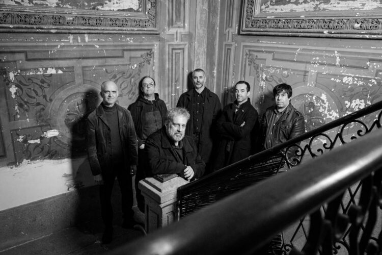Os novos temas têm letras de Adolfo Luxúria Canibal e música de Miguel Pedro e António Rafael