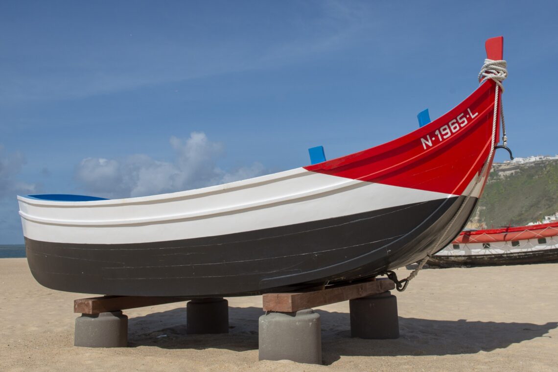 Vagos - Construída em 1956, destinava-se à pesca do candil, praticada à noite na baía da Nazaré. Usava uma lancha auxiliar, que tinha uma cruzeta com fogachos para iluminar o espaço e atrair o peixe à superfície