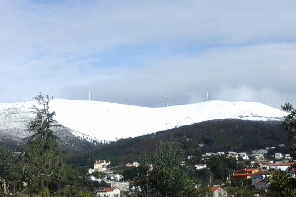 Veja a fotogaleria de Castanheira de Pera pintada de neve