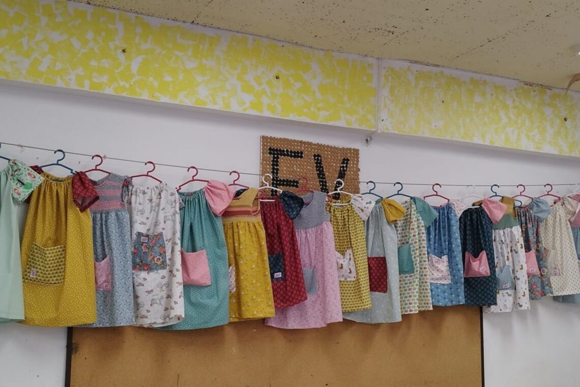 Alunos da Caranguejeira fazem vestidos para meninas carenciadas