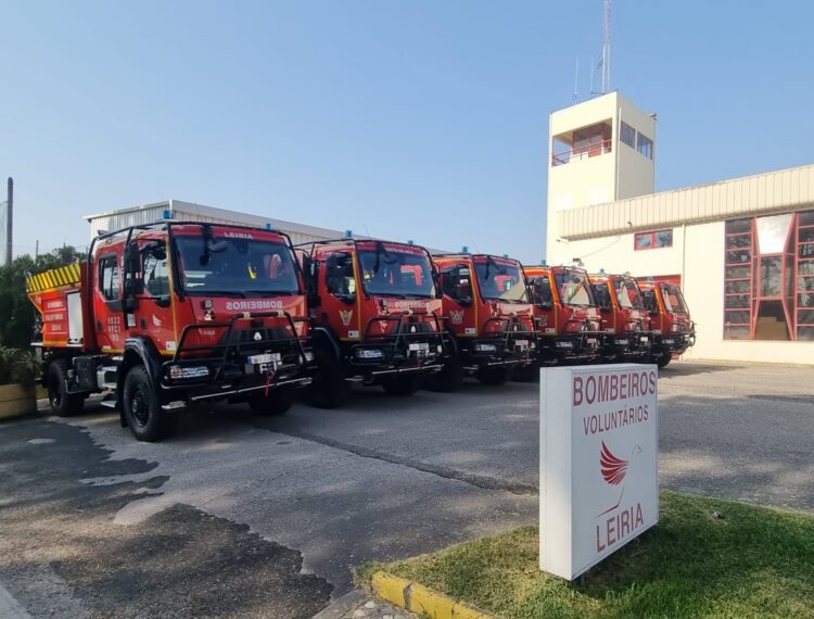 As primeiras seis viaturas já foram entregues a igual número de corpos de bombeiros da região de Leiria